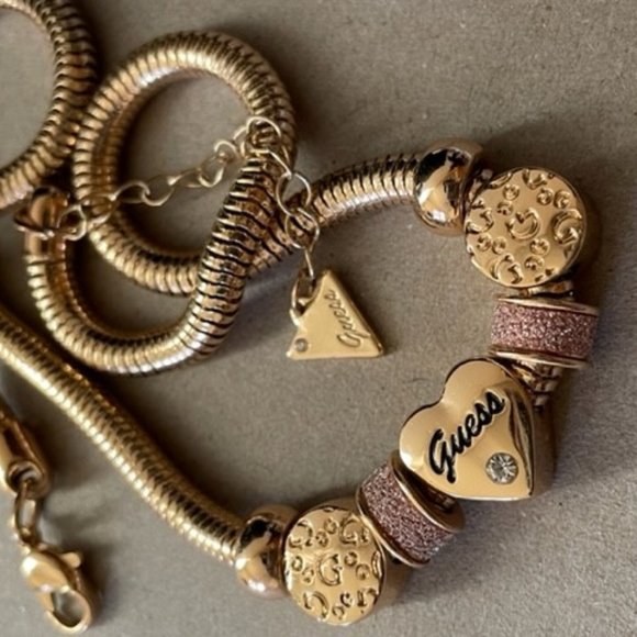 Guess Multi Charm Slides On an 17.5" Snake Chain with a 2.5" Extender - Picture 1 of 7